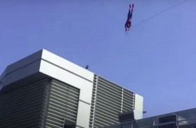 اصطدام مروع لـ «سبايدرمان»  في مبنى 