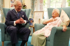 الملك تشارلز يلتقي أكبر معمرة في العالم