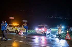 يحتجز ركاب قطار بـ«فأس وسكين»