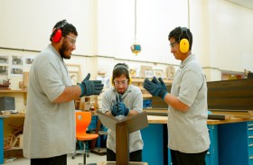 زايد العليا لأصحاب الهمم تقدم 160 حاملة قرآن من صناعة منتسبيها لمسجد الشيخ زايد بسولو الإندونيسية