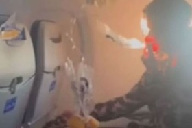 طائرة تهوي 4400 قدم وتخلف إصابات