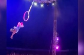 سقوط مروع للاعبة سيرك بعد أن خانها الطوق 
