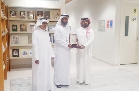 طلبة جامعة الإمارات يرسمون لوحات وطنية بمناسبة عيد الاتحاد   