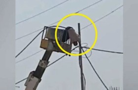 مسن يتدلى من عمود كهرباء بعد صعقة مروعة