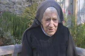 كاشف معادن يعيد لراهبة خاتماً مفقوداً منذ 60 عاماً