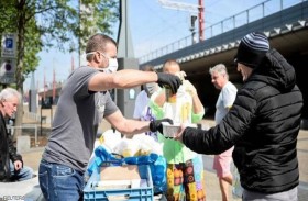 أطباق فاخرة لعشرات المشردين