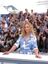 الممثلة البلجيكية سيسيل دي فرانس خلال جلسة تصوير لفيلم «دالواي» في مهرجان كان السينمائي. (ا ف ب)