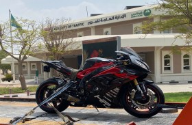 شرطة دبي تضبط فتيات يقدن دراجاتهن النارية بتهور بهدف الاستعراض