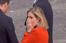 وزيرة في موقف محرج والسبب كمامة