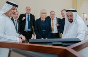 حاكم الشارقة يستقبل وفد جامعة اكستر البريطانية 