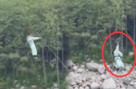 سقوط مروع لطفلة من حبل انزلاقي 