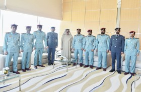 حاكم أم القيوين يستقبل عددا من الضباط الخريجين من كلية الشرطة من الدفعة 36