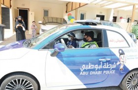 شرطة أبوظبي ومؤسسة أمنية  تسعدان طفلاً إماراتياً