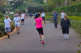 المشي إلى الخلف 100 خطوة.. فوائد صحية مدهشة