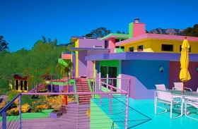 تحوّل منزلها إلى لوحة فنية بألوان قوس قزح