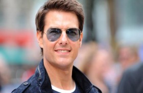 توم كروز يشحن 300 قالب حلوى على متن طائرة خاصة