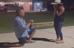 يتقدم للزواج من حبيبته أمام منزلهما المحترق