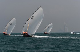 80 قاربا تنشد (ناموس) دبي للشراعية 43 قدما اليوم السبت