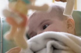 ضرر الفيروس المخلوي شديد على الأطفال الأصحاء