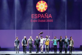 خيسوس كارمونا، يقدم عرضاً فنياً على مسرح ميلينيوم شمل لوحات جمعت الرقص والغناء والتمثيل والعزف