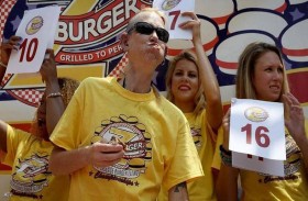 أكلا 34 شطيرة برغر في 10 دقائق