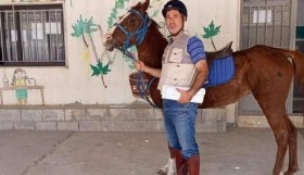 يمتطي فرساً لارتفاع أسعار الوقود