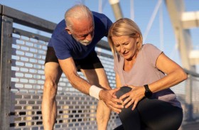 طقطقة الركبة.. هل تشكل خطرا صحيا؟