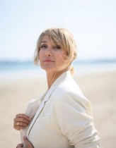 الممثلة الفرنسية كارولين أنجليد، على الشاطئ على هامش مهرجان لا بول للسينما والموسيقى السينمائية، غرب فرنسا. ا ف ب