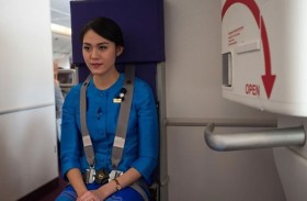 لماذا يرتدي طاقم الطائرة أحزمة أمان مختلفة عن الركاب؟