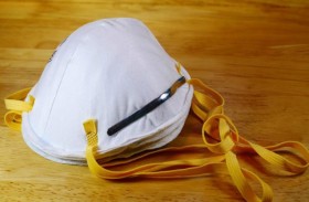 طُعن في إحدى الحانات بسبب الكمامة