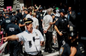 حلول ترامب الأمنية تعمق الجدل حول «أزمة المهاجرين»