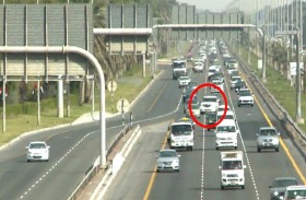  شرطة أبوظبي تحث السائقين على الالتزام «بخط السير الإلزامي»