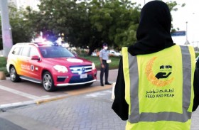 دورية السعادة بشرطة أبوظبي تشارك في توزيع وجبات إفطار صائم على السائقين