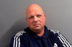 زوج خائن يخدّر زوجته لفحص هاتفها