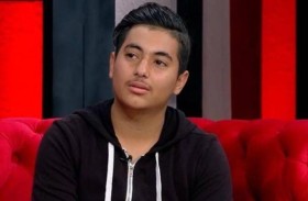 مسن يثير الجدل بهيئة صبي