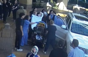 20 طبيباً وممرضة يشاركون في ولادة طارئة 