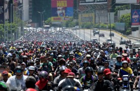 المعارضة الفنزويلية تدعو الجيش والشرطة «للوقوف مع الشعب»