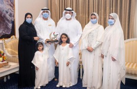 ولي عهد الفجيرة يستقبل أسرة أحمد علي الكعبي الفائزة بجائزة الأسرة الإماراتية المتميزة