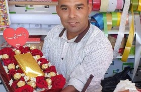 مبتور اليدين يسعد العشاق بالورود في يوم الحب