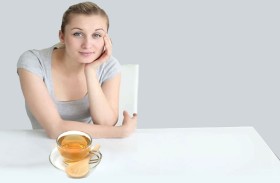 4 فوائد ذهبية لشاي البابونج.. لكن احذر من آثاره الجانبية!