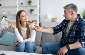 دراسة: نجاح النساء مالياً يغضب أزواجهن