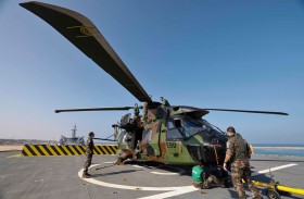 حاملة المروحيات الفرنسية ديكسمود تعالج جرحى في غزة