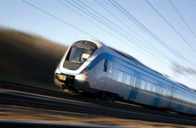 ينقذ مسنّة علقت على سكة القطار