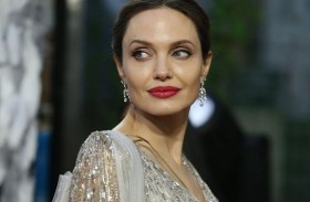 أنجيلينا جولي تخوض تجربة الإخراج والبطلة سلمى حايك