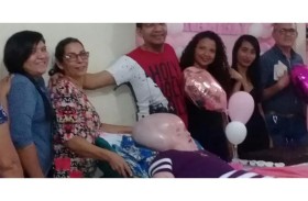 شابة تعاني من استمرار نمو رأسها