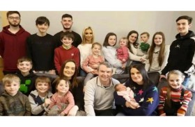  يسافران حول العالم في كارافان مع أبنائهما الـ 22