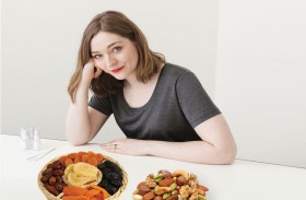 مكسرات وفواكه مجففة شائعة تساعد على نمو الشعر