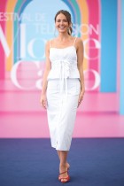 الممثلة الكندية جوسلين هودون خلال جلسة تصوير للمسلسل التلفزيوني «شيكاغو فاير» ضمن فعاليات مهرجان مونت كارلو التلفزيوني في موناكو. ا ف ب