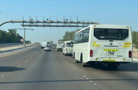 شرطة أبوظبي تقرر منع سير حافلات نقل العمال في شارع الشيخ زايد بن سلطان