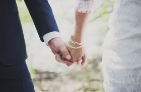 يفقد أعصابه ويصفع طفلاً أزعجه بحفل زفافه